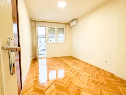 Izdavanje, dvosoban stan, 90m², Centar, Podgorica - image 9