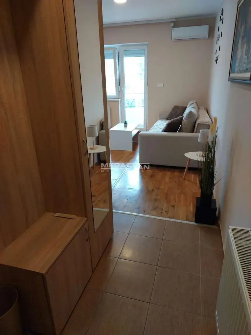 Izdavanje, dvosoban stan, 40m², Ledine, Beograd