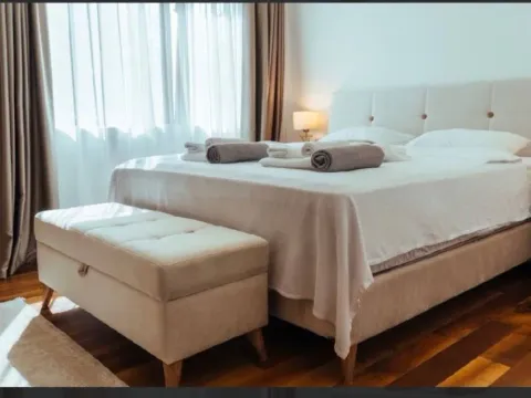 Izdavanje, kuća, 450m², Budva, Crna Gora - image 11