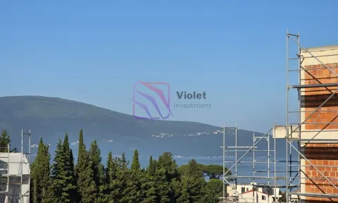 Pogled sa terase na more i okolne planine tokom građevinskih radova. - image 15