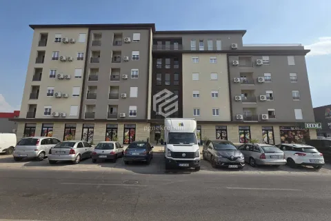 Prednji dio stambene zgrade sa parkingom i poslovnim prostorom u prizemlju. - image 20