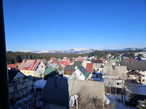 Pogled na naselje i planine u daljini. - image 13