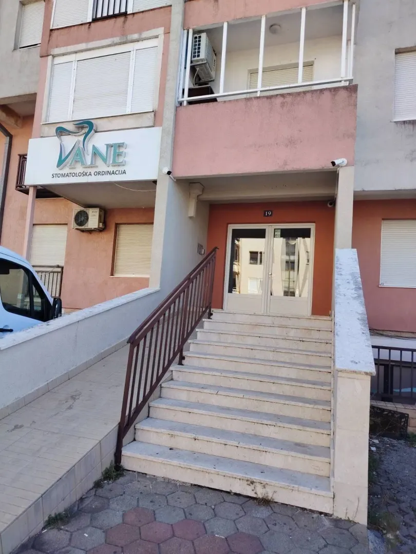 Ulaz u zgradu sa stepeništem i pristupnom rampom.
