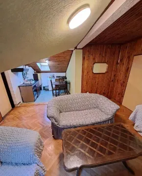Dnevni boravak sa garniturom i pogledom na trpezariju i kuhinju u potkrovlju. - image 2