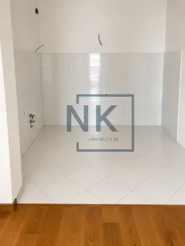 Nenamješten prostor sa keramičkim pločicama predviđen za kuhinju. - image 5