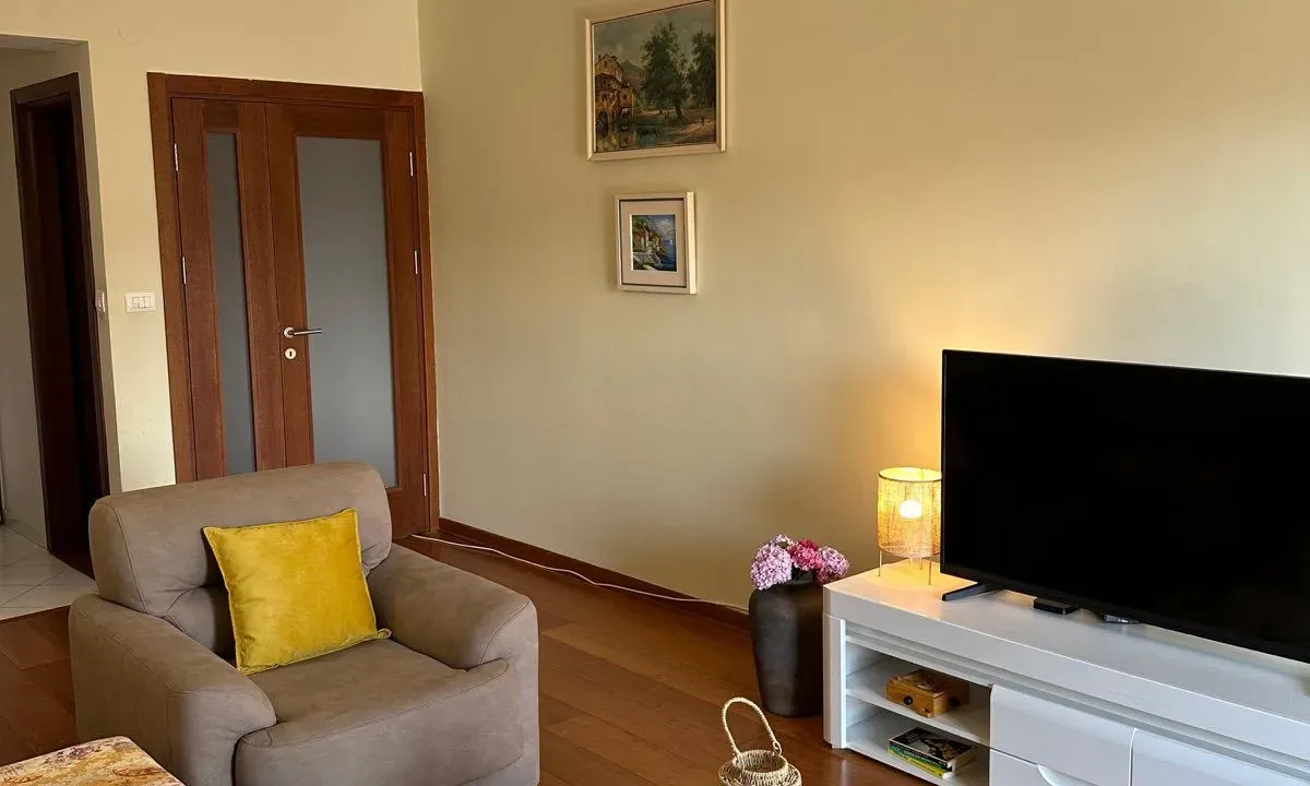 Izdavanje, dvosoban stan, 70m², Momišići, Podgorica