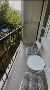 Manji namešten balkon sa stolom, stolicama i ugradnim ormarom. - image 8