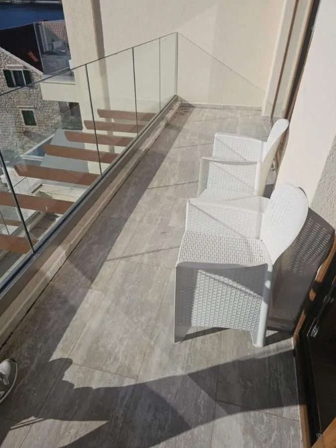 Izdavanje, dvosoban stan, 75m², Opatovo, Tivat