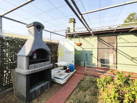 Yard with a barbecue and a metal structure. - image 8