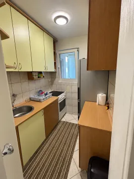 Manja opremljena kuhinja sa gornjim i donjim elementima i šporetom. - image 9