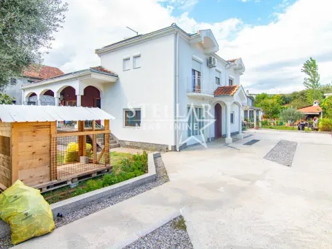 Kuća in Tološi