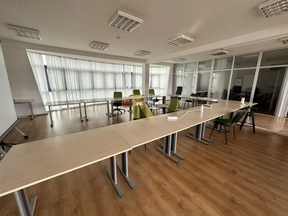 Izdavanje, poslovni prostor, 1000m², Adamovićevo Naselje, Novi Sad Sve Podlokacije