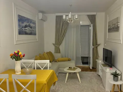 Izdavanje, jednosoban stan, 44m², Centar, Budva - image 1