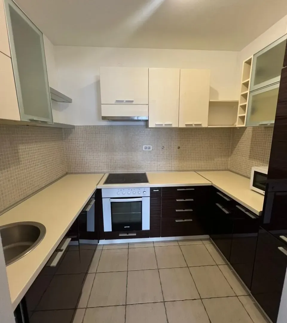 Izdavanje, četvorosoban stan, 200m², Preko Morače, Podgorica