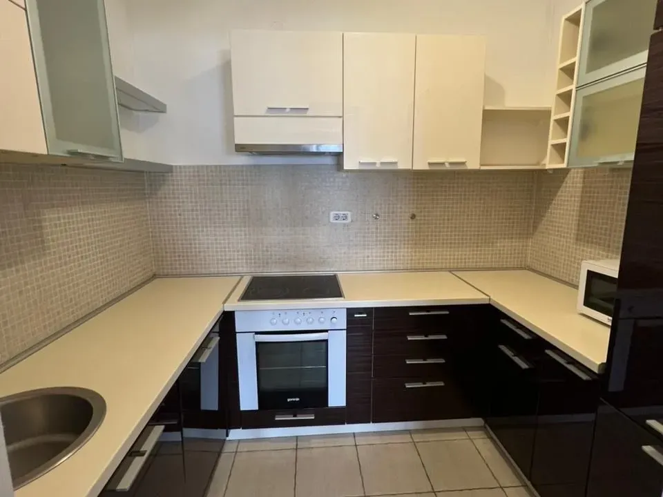 Izdavanje, četvorosoban stan, 200m², Preko Morače, Podgorica