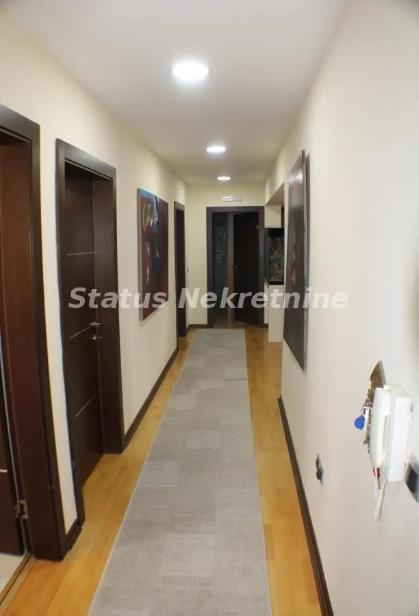 Prodaja, poslovni prostor, 613m², Beočin, Srbija
