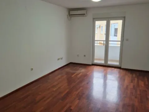 Izdavanje, jednosoban stan, 47m², Stari Aerodrom, Podgorica - image 4
