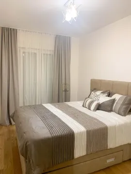 Namještena spavaća soba sa bračnim krevetom i prozorom sa zavjesama. - image 4