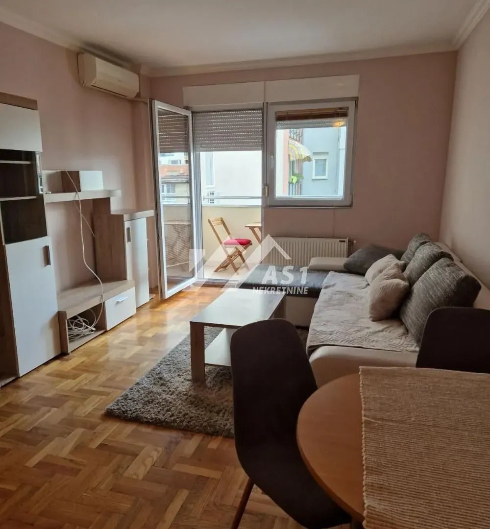 Izdavanje, trosoban stan, 58m², Centar, Novi Sad