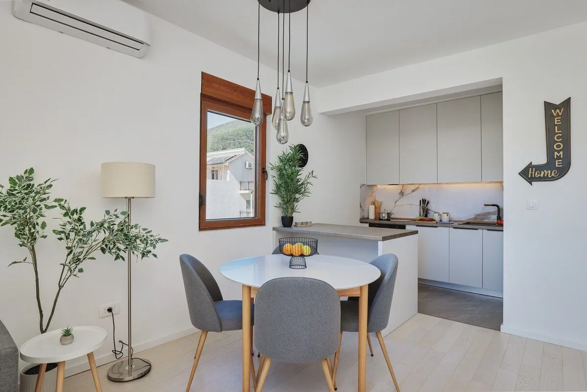 Izdavanje, dvosoban stan, 70m², Tivat, Crna Gora