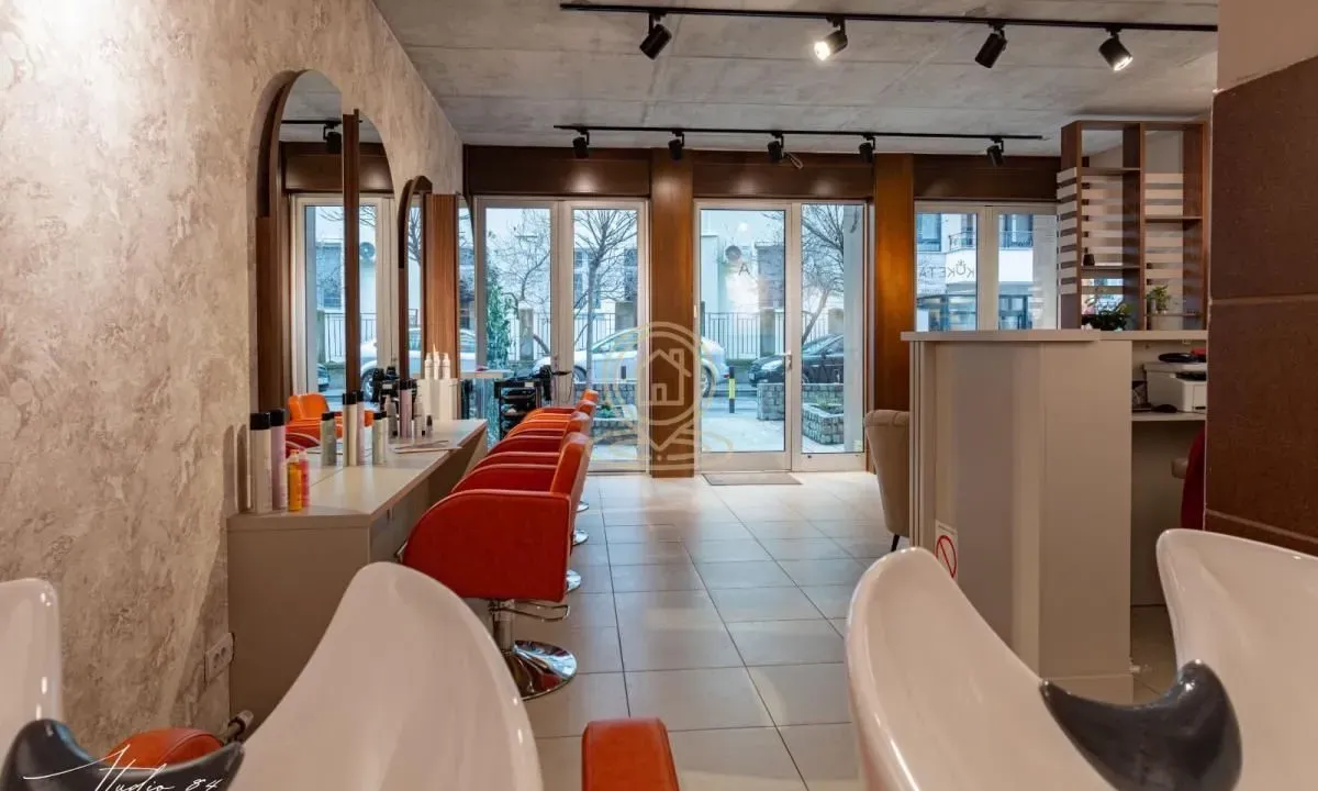 Prodaja, poslovni prostor, 140m², Čubura, Beograd