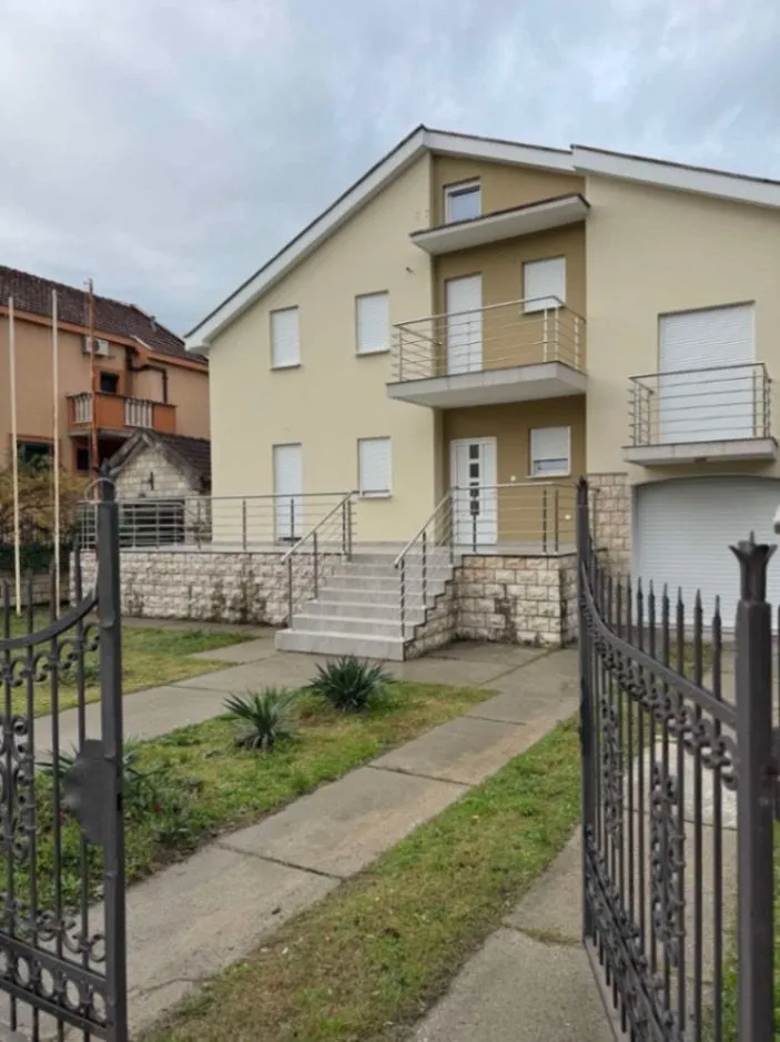Izdavanje, kuća, 500m², Stari Aerodrom, Podgorica
