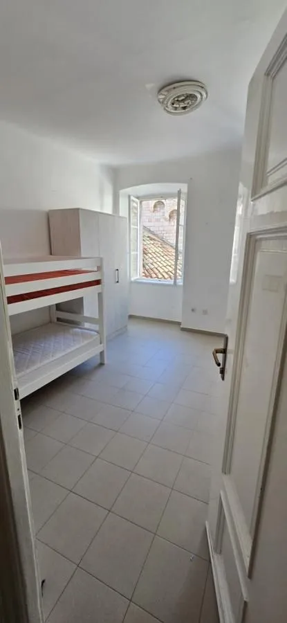 Prodaja, trosoban stan, 72m², Kotor, Crna Gora