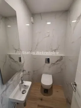 Manje kupatilo obloženo keramičkim pločicama sa mermernim dezenom i konzolnom šoljom. - image 18