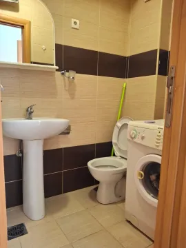 Manje kupatilo sa umivaonikom, WC šoljom i veš mašinom. - image 13