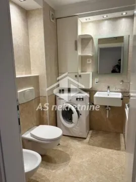 Kompaktno opremljeno kupatilo sa veš mašinom, umivaonikom i WC šoljom. - image 18