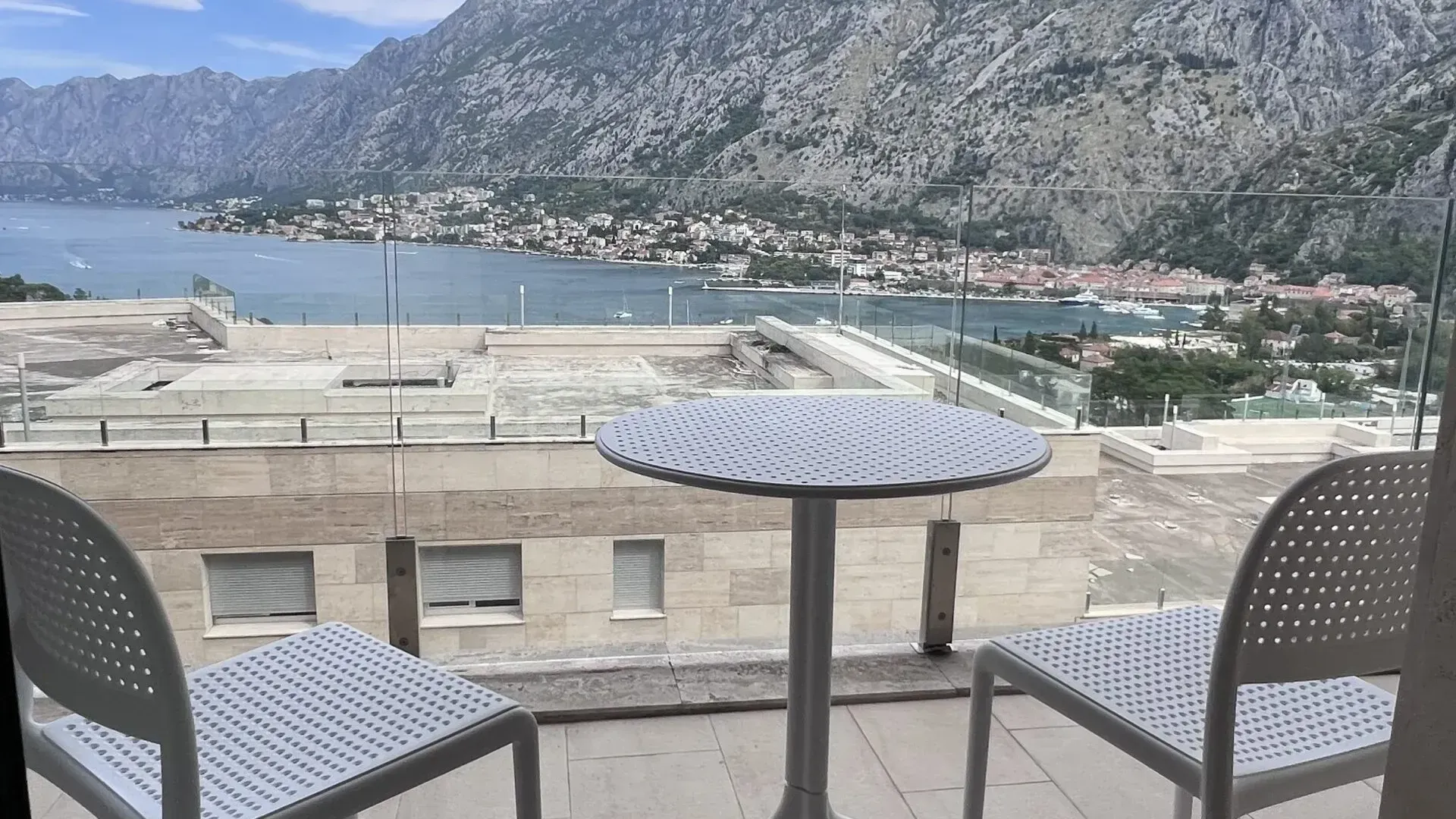 Izdavanje, stan, 198m², Kotor, Crna Gora