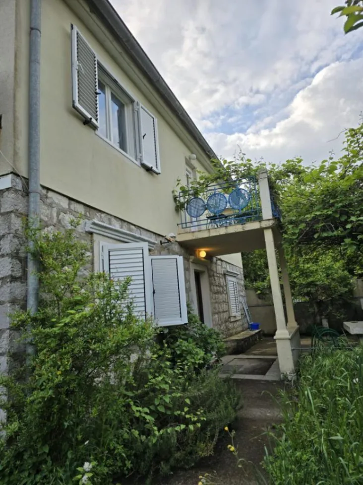 Izdavanje, kuća, 85m², Muo, Kotor