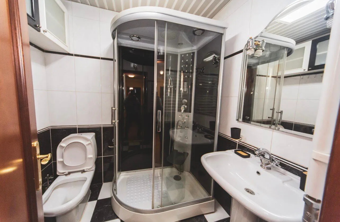 Bathroom equipped with a shower cabin, washbasin, and toilet.