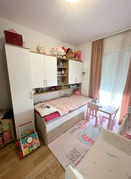 Dječija soba sa krevetom, garderoberom, radnim stolom i igračkama. - image 7