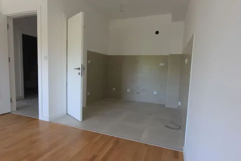 Nenamešten prostor predviđen za kuhinju sa keramičkim pločicama i priključcima. - image 2