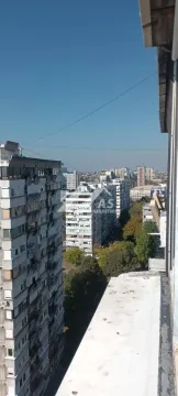 Pogled sa prozora na okolne zgrade i gradski pejzaž. - image 9