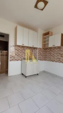 Manja kuhinja sa belim elementima i pločicama na zidu. - image 6