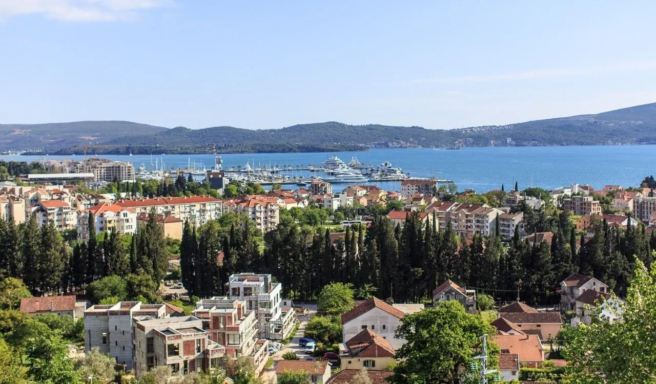 Pogled na grad, marinu i more sa terase ili prozora nekretnine.