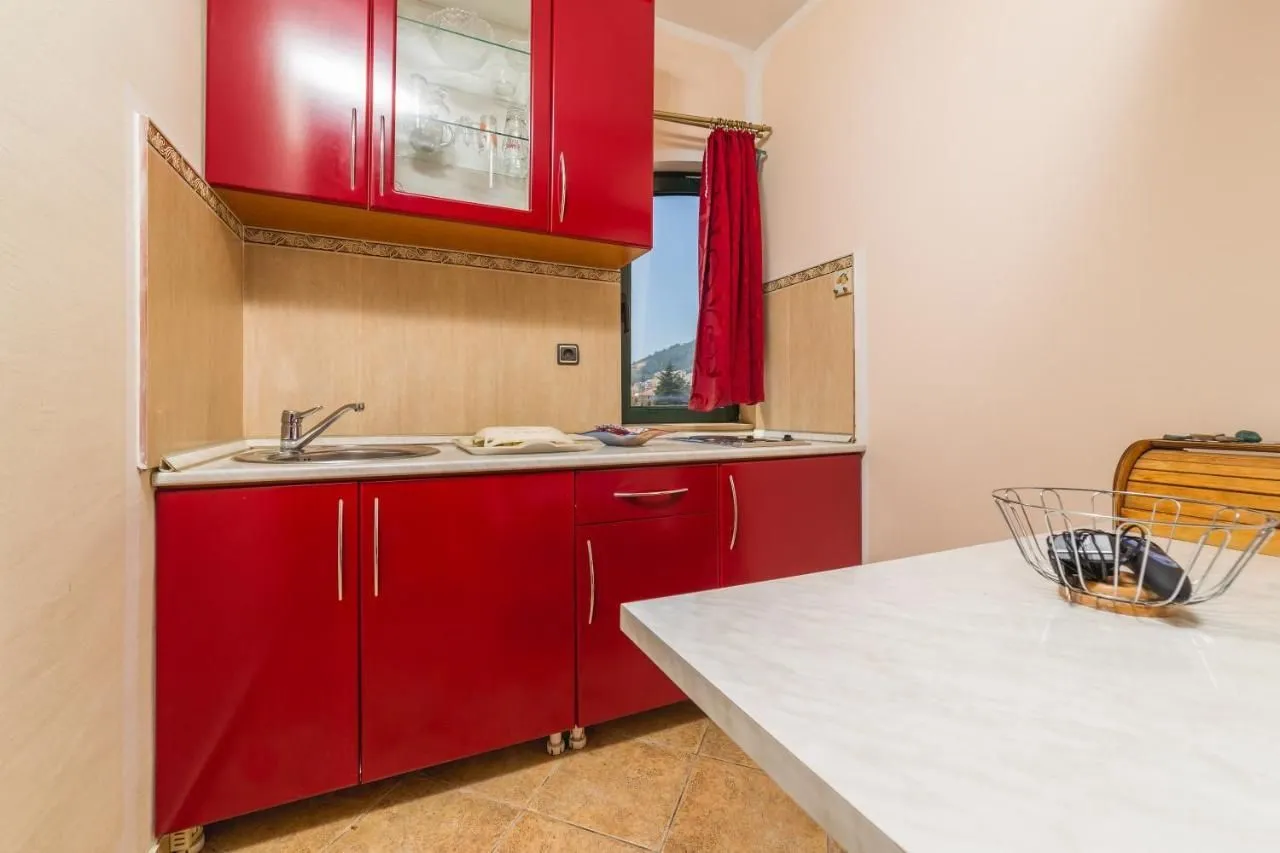 Izdavanje, kuća, 300m², Dubovica, Budva