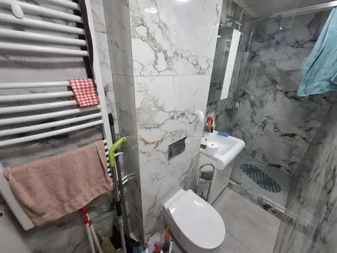 Moderno kupatilo sa tuš kabinom, umivaonikom i wc šoljom obloženo mermernim pločicama. - image 8