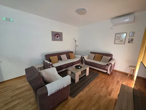 Dnevna soba sa garniturom, stočićem i drvenim podom. - image 14