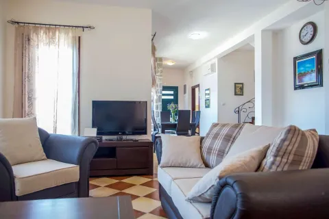 Dnevna soba sa garniturom, televizorom i pogledom na trpezariju u pozadini. - image 12