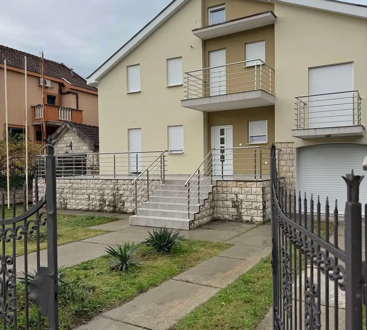 Rent, house, 500m², Stari Aerodrom, Podgorica
