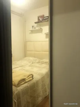 Pogled iz hodnika na nameštenu spavaću sobu sa bračnim krevetom. - image 5