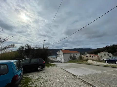Pogled na okolne kuće i parking prostor pod oblačnim nebom. - image 10