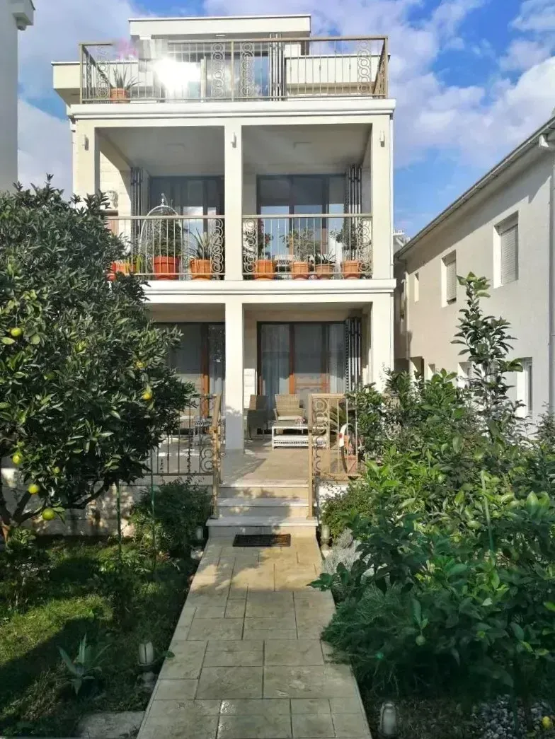 Izdavanje, stan, 70m², Tivat, Crna Gora