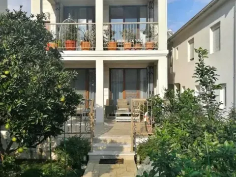 Izdavanje, stan, 70m², Tivat, Crna Gora - image 1