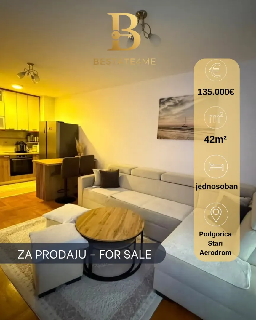 Dnevni boravak sa garniturom i trpezarijskim dijelom u sklopu stana.