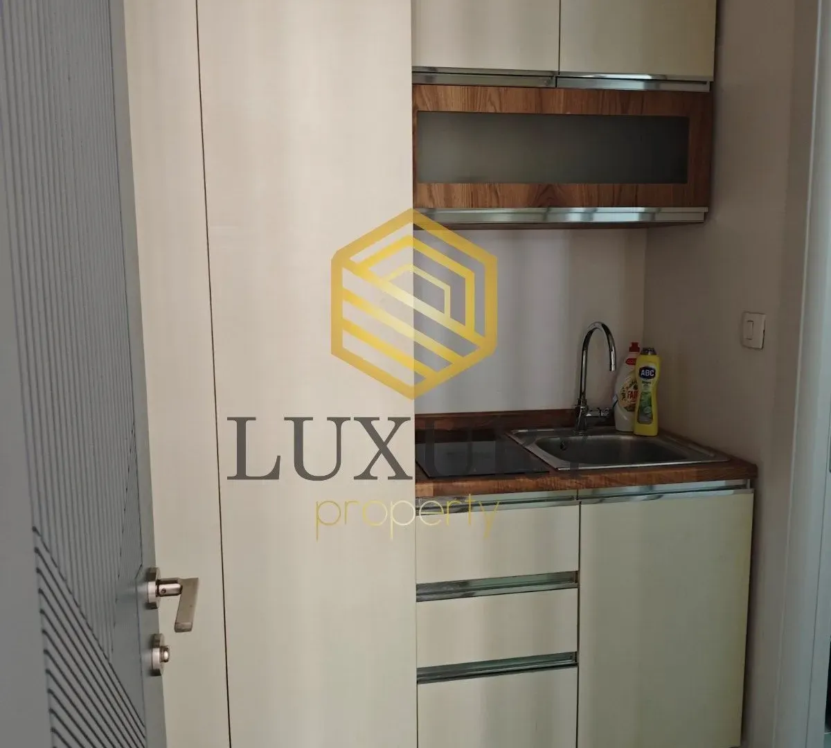Izdavanje, poslovni prostor, 54m², Central Point, Podgorica