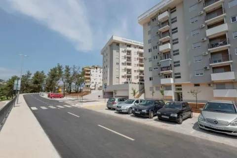 Vanjski izgled modernih stambenih zgrada sa parkingom i ulicom ispred. - image 6